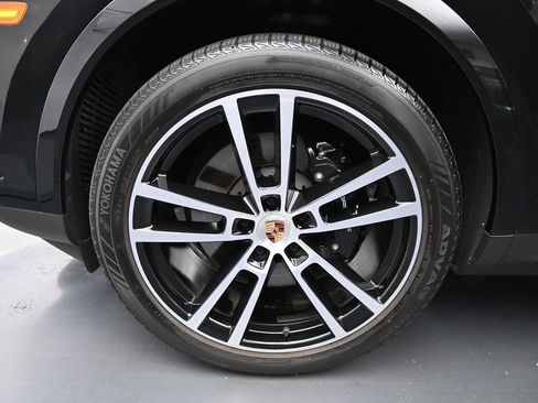 Certified 2025 Porsche Cayenne Coupe AWD/4WD image 9