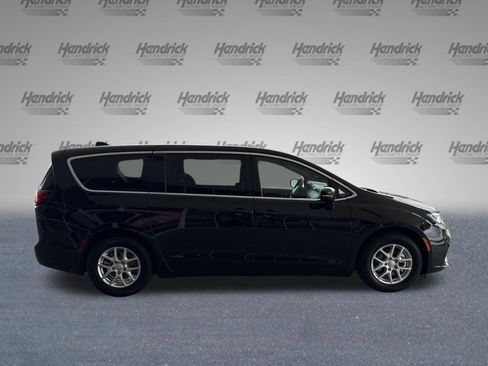 Used 2025 Chrysler Pacifica Select FWD image 10
