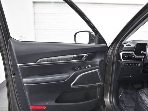 Used 2024 Kia Telluride EX image 11