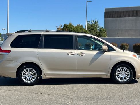 Used 2014 Toyota Sienna XLE FWD image 6