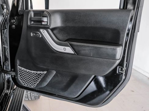 Used 2016 Jeep Wrangler Unlimited Rubicon image 39