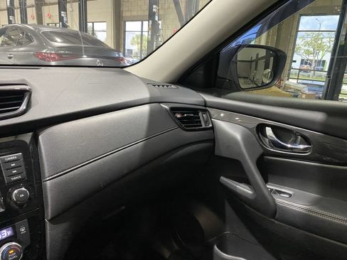 Used 2018 Nissan Rogue SV w/ Premium Package FWD image 4
