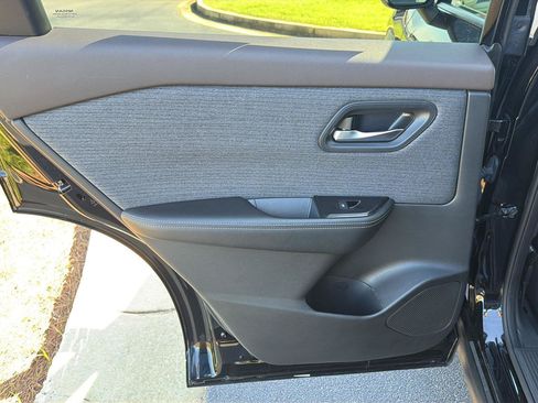 Used 2023 Nissan Rogue SV AWD/4WD image 17