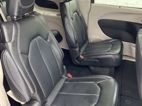 Certified 2024 Chrysler Pacifica Touring-L image 14