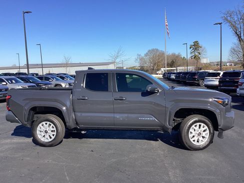 Used 2025 Toyota Tacoma SR5 image 5