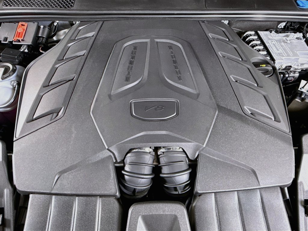 Certified 2025 Porsche Cayenne S AWD/4WD image 30