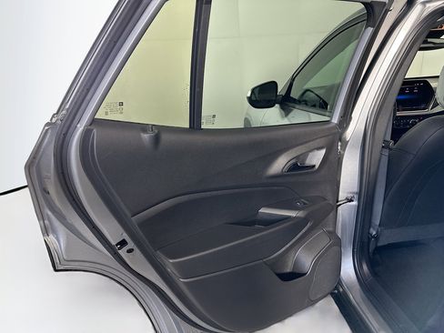 Used 2025 Chevrolet Trax LT w/ LT Convenience Package FWD image 24