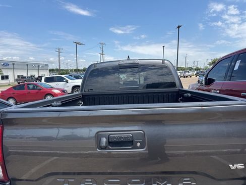 Used 2018 Toyota Tacoma TRD Off-Road AWD/4WD image 5