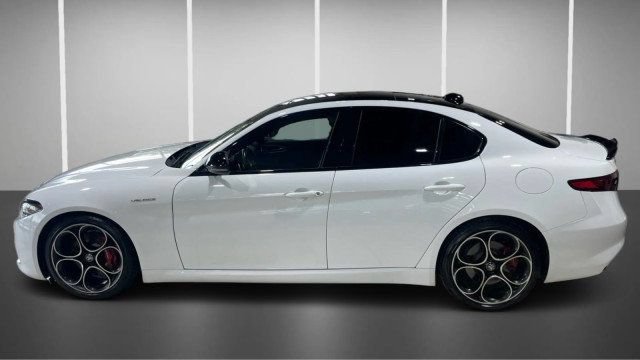 Used 2023 Alfa Romeo Giulia Veloce RWD image 14