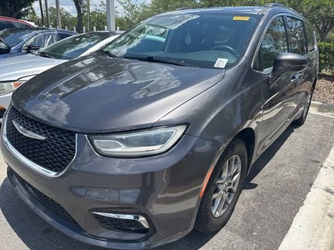 Used 2021 Chrysler Pacifica Touring FWD image 4