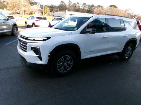 Used 2025 Chevrolet Traverse LT image 7