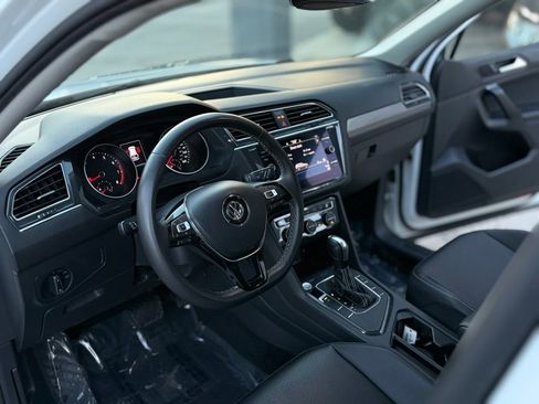 Used 2021 Volkswagen Tiguan SE w/ Panoramic Sunroof Package image 27