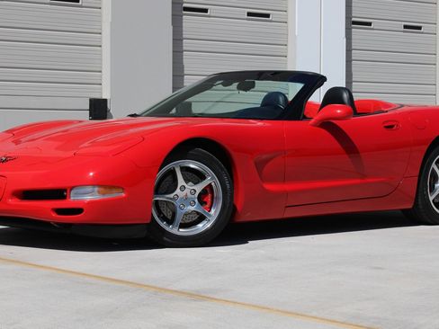 Used 2000 Chevrolet Corvette Convertible w/ Memory Pkg RWD image 3