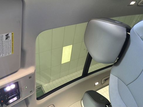 Used 2025 Volkswagen Tiguan SE w/ Panoramic Sunroof Package image 14