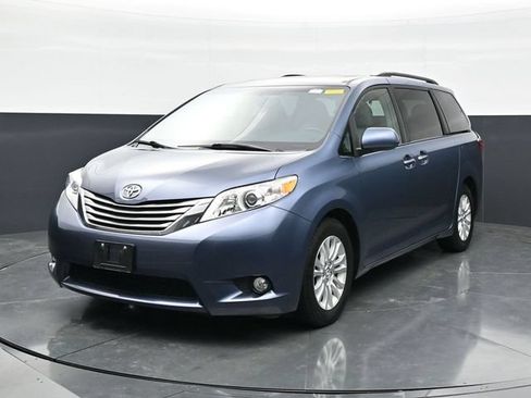 Used 2017 Toyota Sienna XLE FWD image 5
