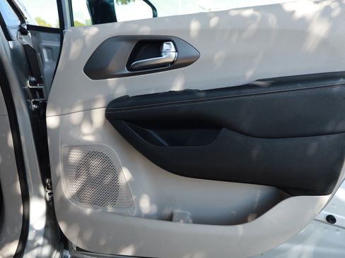 Used 2024 Chrysler Pacifica Touring-L FWD image 29