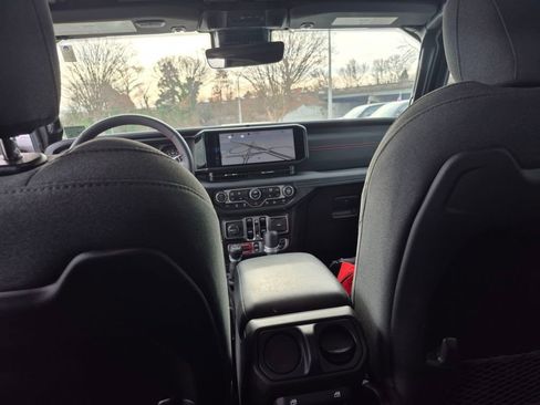 Used 2024 Jeep Wrangler Rubicon w/ XTREMEE 35" Tire Package image 17