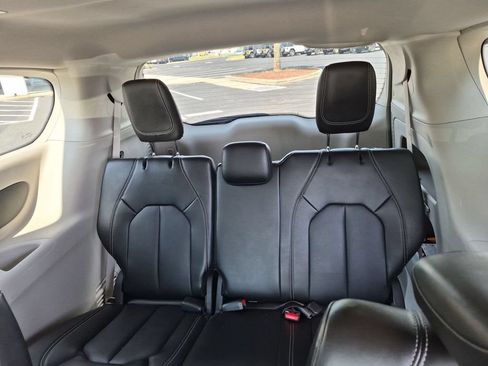 Used 2024 Chrysler Pacifica Touring-L FWD image 30