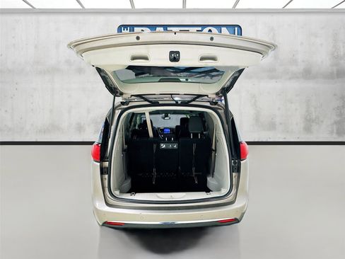 Used 2017 Chrysler Pacifica Touring-L image 25