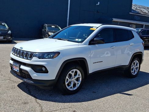Used 2024 Jeep Compass Latitude image 3