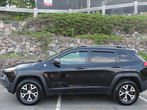 Used 2018 Jeep Cherokee Trailhawk image 6