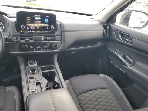 Used 2024 Nissan Pathfinder S image 16