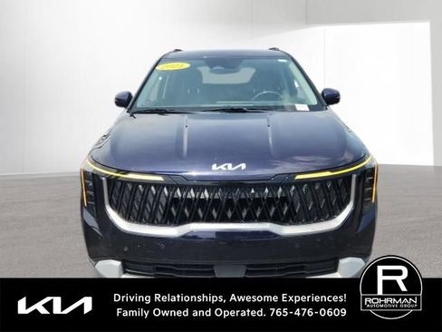 Used 2025 Kia Carnival EX FWD image 2