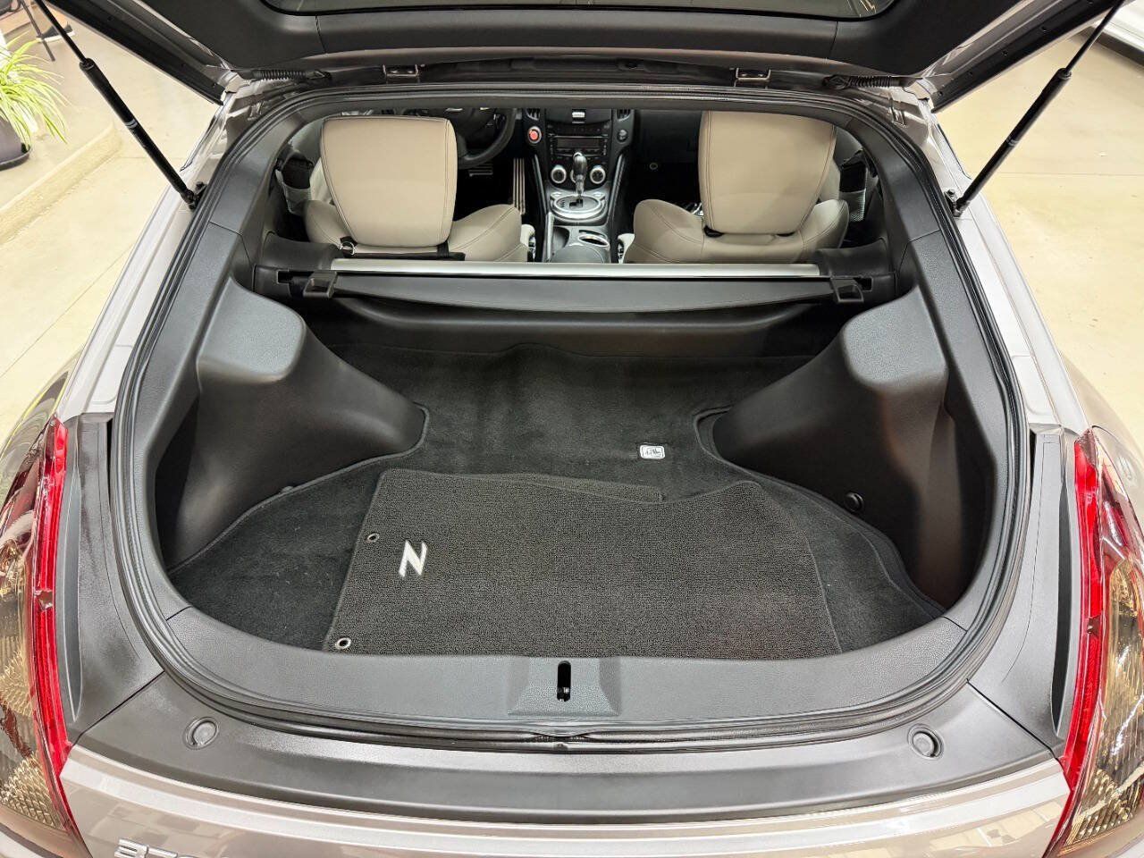 Used 2009 Nissan 370Z Touring w/ Sport Pkg RWD image 9