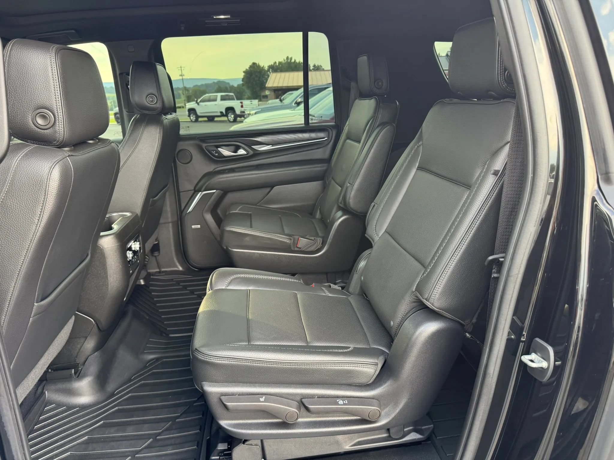 Used 2022 GMC Yukon XL Denali w/ Max Trailering Package AWD/4WD image 5