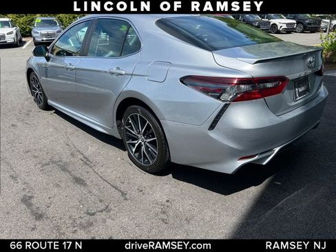 Used 2022 Toyota Camry SE FWD image 3