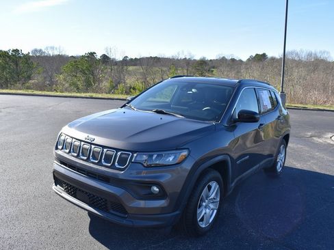 Used 2022 Jeep Compass Latitude image 3