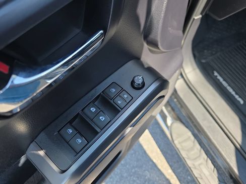 Used 2020 Toyota Tacoma TRD Sport w/ TRD Premium Sport Package AWD/4WD image 18
