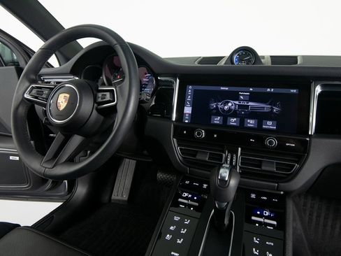 Certified 2025 Porsche Macan image 29