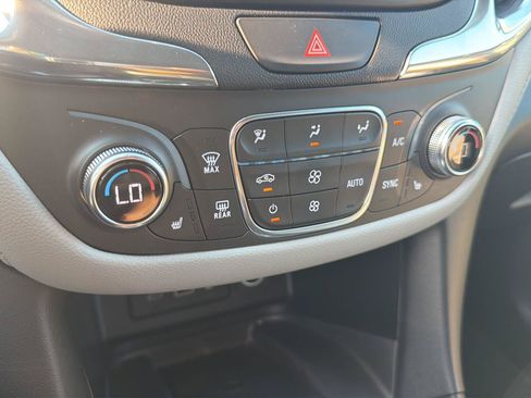 Used 2019 Chevrolet Equinox Premier FWD image 18