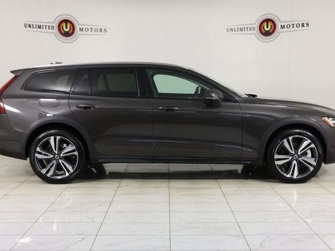 Used 2025 Volvo V60 B5 Cross Country Plus image 2