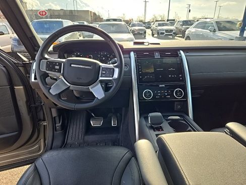 Certified 2025 Land Rover Discovery Dynamic SE image 14