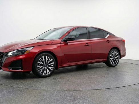 Used 2025 Nissan Altima 2.5 SV FWD image 3