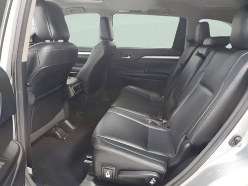 Used 2018 Toyota Highlander XLE AWD/4WD image 23