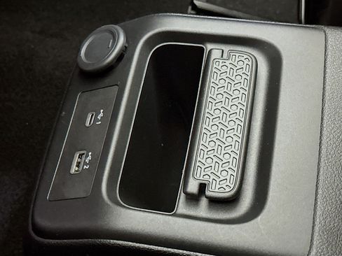 Used 2023 Nissan Ariya FWD image 26