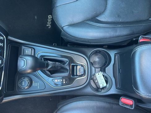 Used 2019 Jeep Cherokee Limited image 32