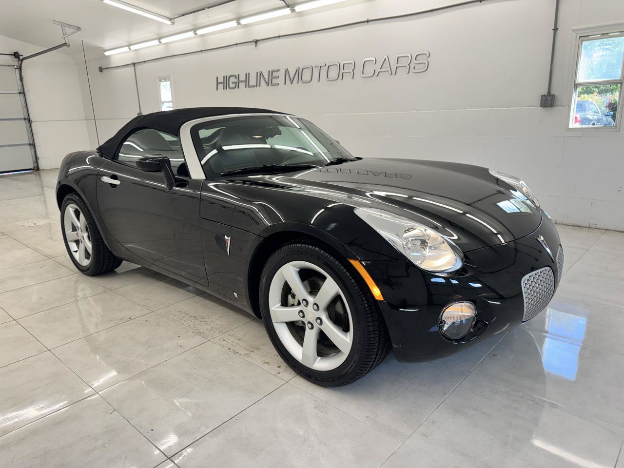 Used 2006 Pontiac Solstice Convertible w/ Premium Package RWD image 3