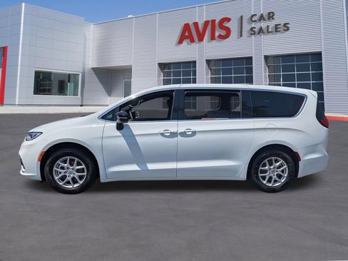 Used 2025 Chrysler Pacifica Select FWD image 10