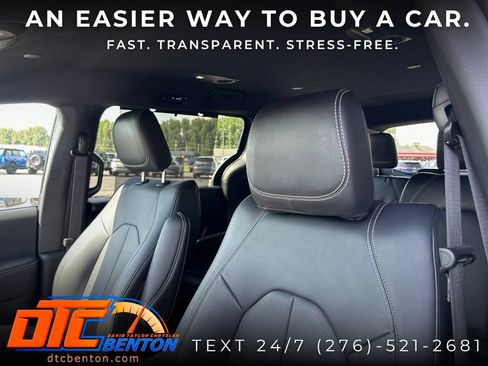 Used 2025 Chrysler Pacifica Select FWD image 9
