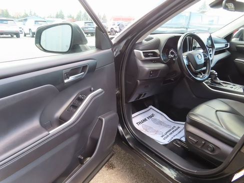 Used 2020 Toyota Highlander XLE image 17