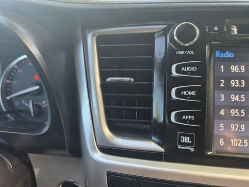 Used 2018 Toyota Highlander Limited w/ Carpet Mat Package (TMS) FWD image 15