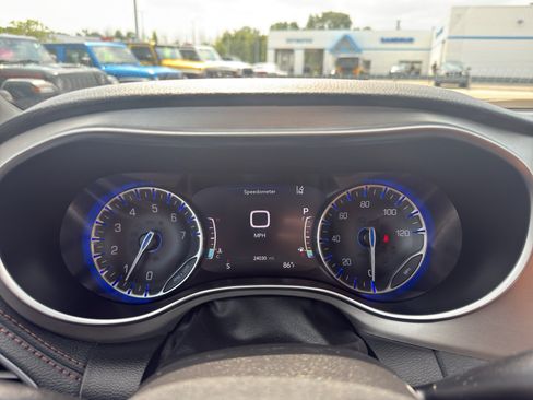 Used 2025 Chrysler Pacifica Pinnacle w/ Trailer Tow Group AWD/4WD image 17