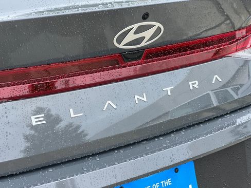 New 2025 Hyundai Elantra SE FWD image 23