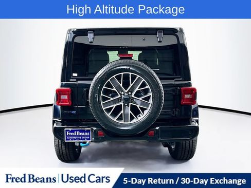 Used 2021 Jeep Wrangler Unlimited Sahara AWD/4WD image 7