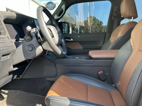 Used 2025 Lexus GX 550 w/ Accessory Package (Z1) AWD/4WD image 8