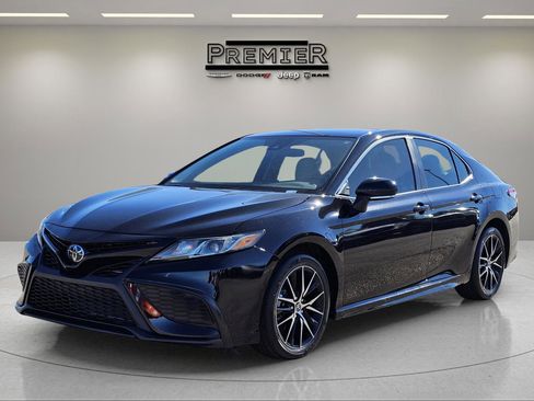 Used 2024 Toyota Camry SE image 1